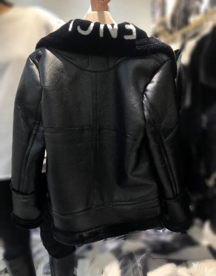 New style: This year's popular merino fur one-piece jacket is a popular style for young women